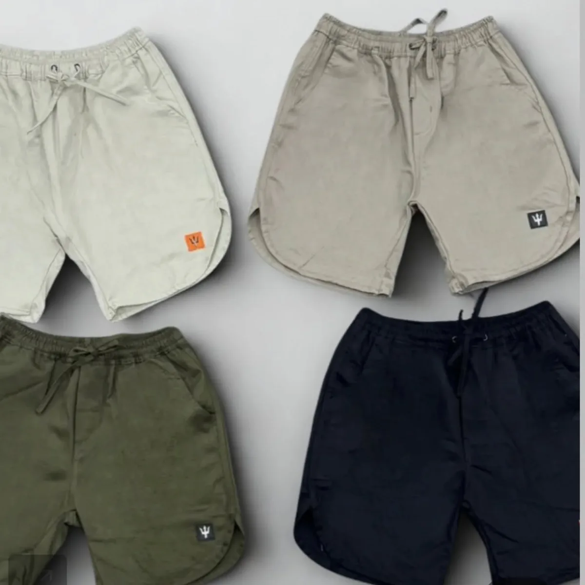Short de sarja com tridente