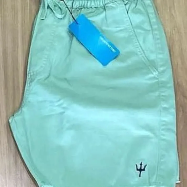Short de sarja verde-água com tridente