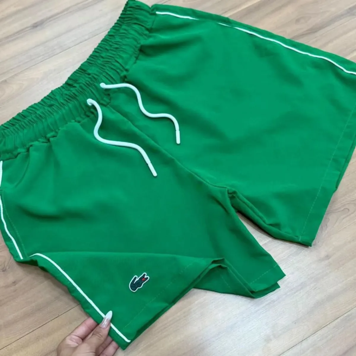Short Lacoste verde com vivo branco